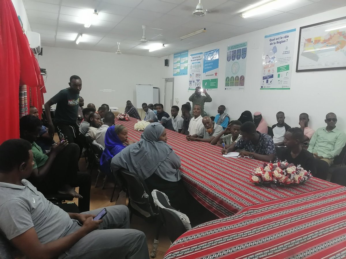 CR_Dikhil's tweet photo. Après les sous-localités de Dikhil, l'équipe du #MDCD organise ce matin, un atelier d'information et de sensibilisation sur les rôles et les responsabilités des acteurs de la décentralisation pour la société civile au sein du #CR.
@UEaDjibouti @EFaDjibouti @djibouti_inap #MDCD https://t.co/dd7ywPHqwB