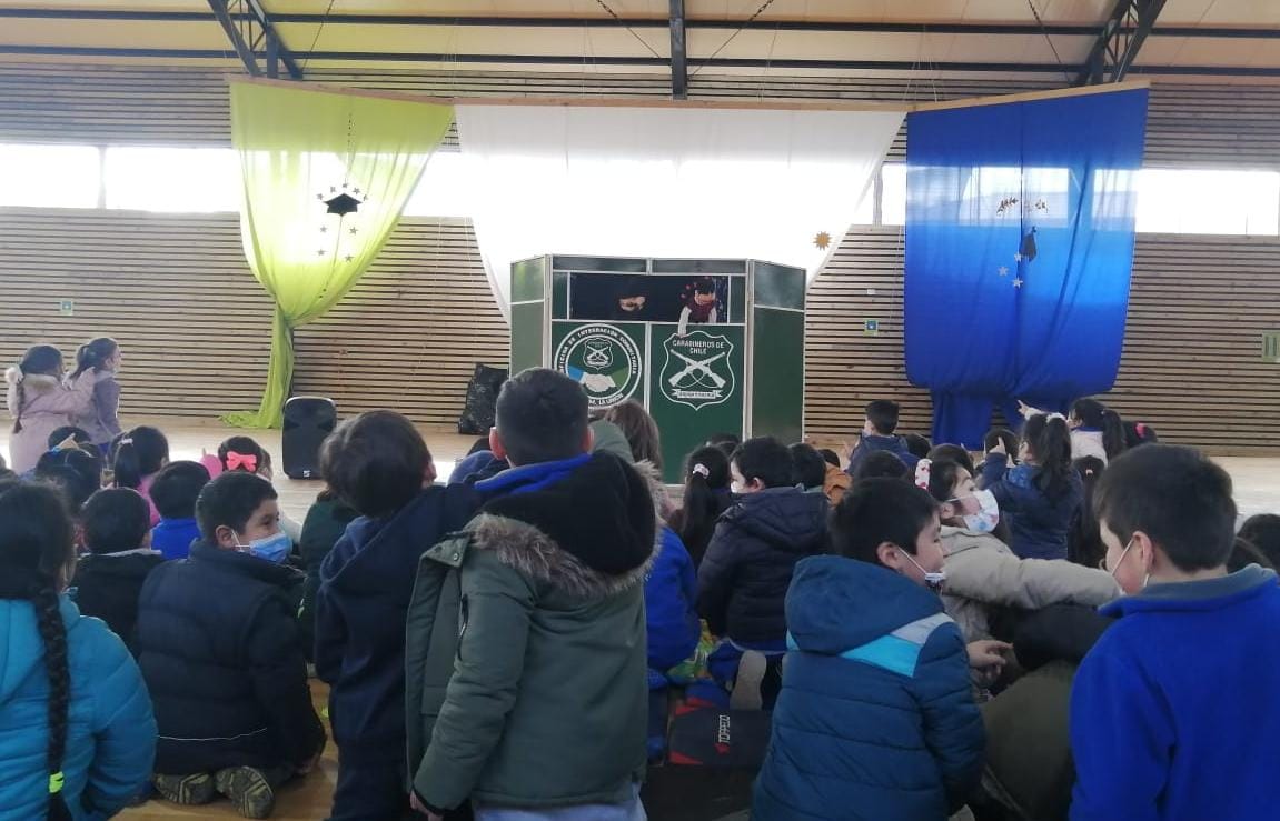 CarabLosRios's tweet photo. Continuando con actividades #DiadelNiño,@CarabMicc 3ªComisaría #LaUnión realizaron presentación de títeres en Complejo Educacional #Ignao, enseñando a detectar abusos y prevenir situaciones riesgosas. Tcia #LagoRanco y @CarabMicc 4ª Comisaría #RioBueno gestionaron iniciativa. https://t.co/nGijzN4XQw