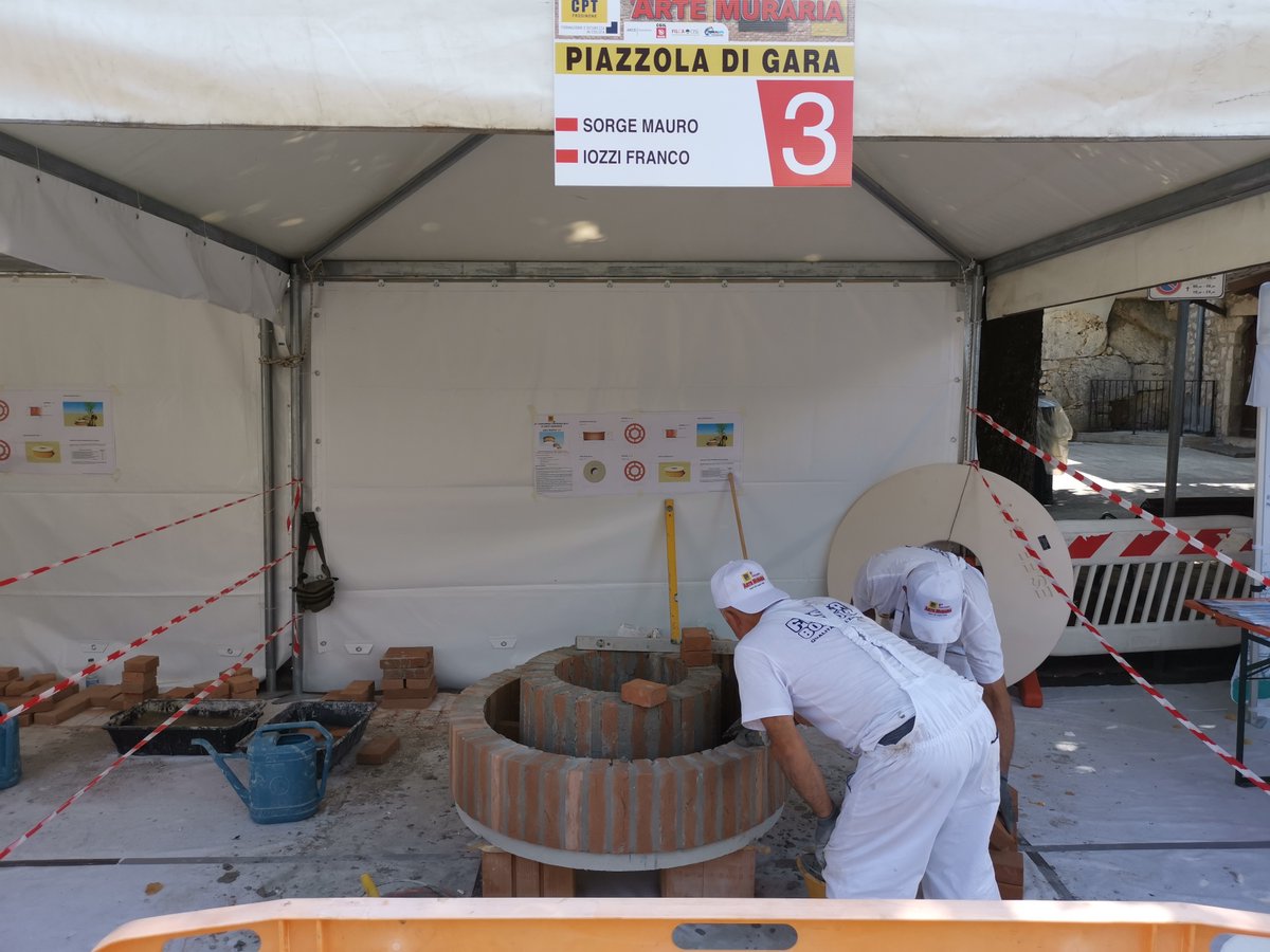 EsefCpt's tweet photo. Si è svolto sabato 30 luglio 2022, nella splendida cornice di Alatri, l’VIII° Concorso di Arte Muraria. I vincitori, ai quali è stata consegnata la cazzuola d'oro, parteciperanno alle selezioni Regionali di "Ediltrophy 2022", che si terranno ad Amatrice il prossimo 17 Settembre. https://t.co/8iV1xkT3m8