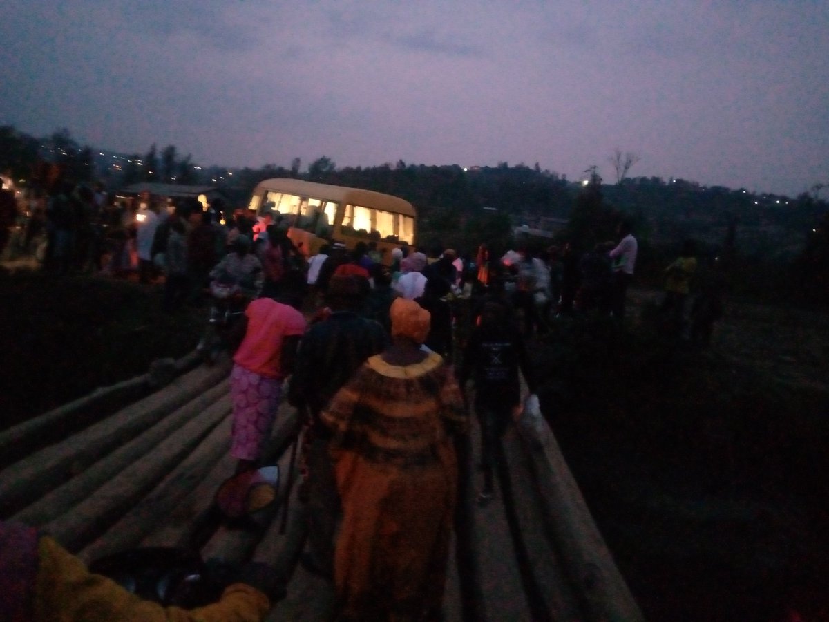 DidaceNiyifasha's tweet photo. @RTDARwanda   Ninde uzahoza amarira abaturage ba Bishenyi -Kigese /Rugalika imvura yatwaye ibiraro nibyo bubatse  imodoka zigahora zibisenya ,hakenewe ubutabazi bwihuse hakajya umuhanda @PaulKagame @RwandaInfra @RTDARwanda @gatjmv @Kamonyi @PrimatureRwanda @AKayitesiAlice https://t.co/YIOnUvKGNT