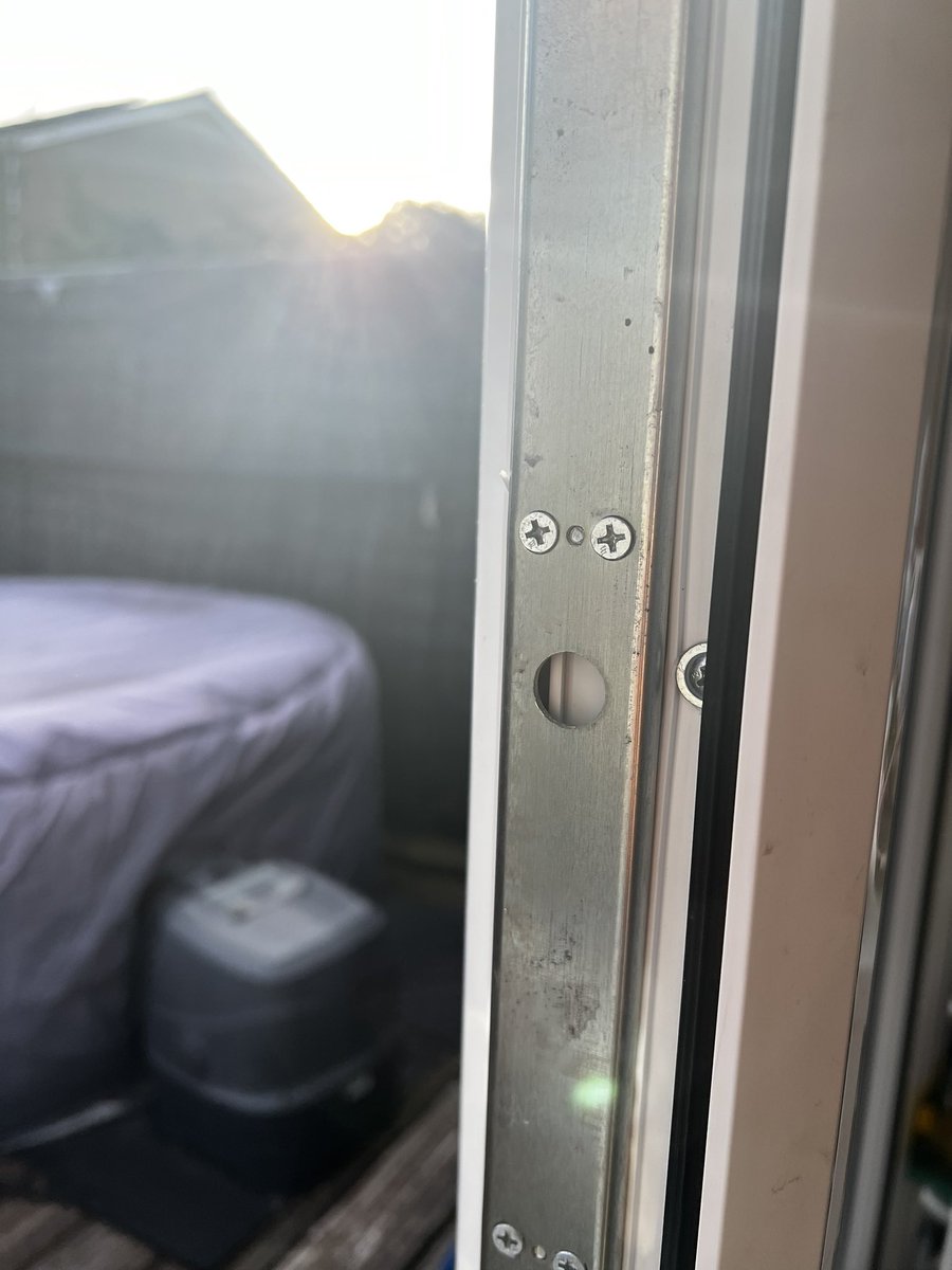 SteveHewett2's tweet photo. @dj_davepearce every Sunday I tune in on Homerave, and still my conservatory door is shocked at how good trance is! https://t.co/QfIykQVQuZ