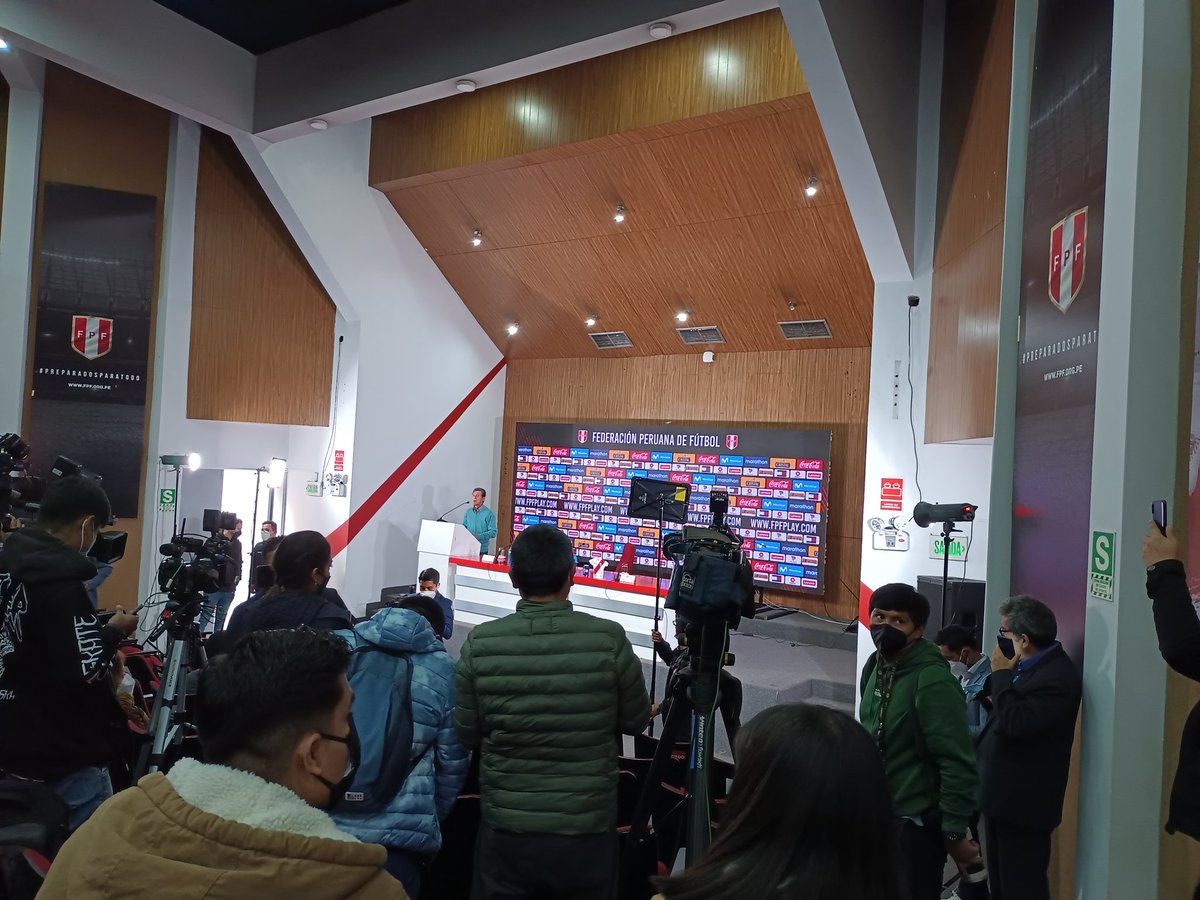 Ya ubicados para cubrir la conferencia de prensa del nuevo DT de la selección peruana. Juan Reynoso. @DpasePeru @ovacionweb