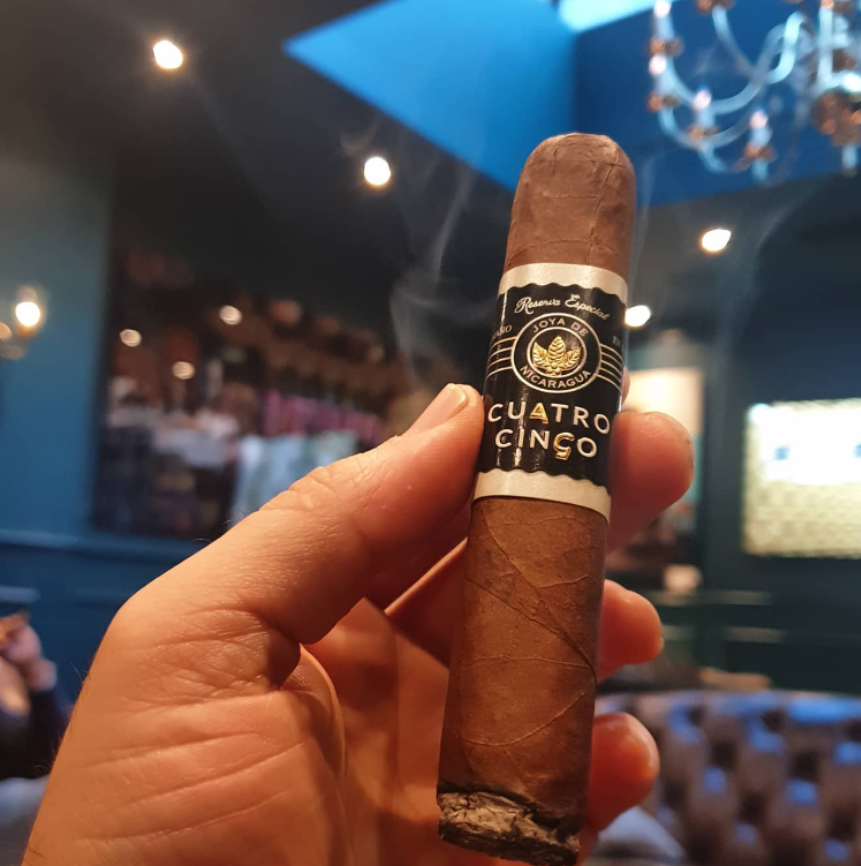 joyacigars's tweet photo. 🔥Cuatro Cinco: Complex flavors and velvety finish.
🔥Cinco Décadas: Silky smooth smoke. 

Thanks to sicarru and jafuentezcigar on Instagram for these amazing pics!

#Joya #JoyaDeNicaragua #CuatroCinco #CincoDécadas #CigarLife #Cigars #CigarOfTheDay #Cigars #CigarLover https://t.co/t6GK6tAzHl