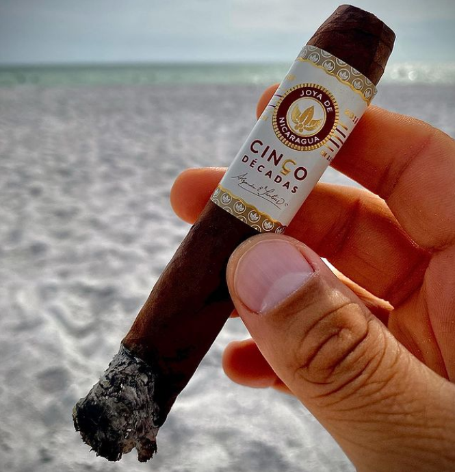 joyacigars's tweet photo. 🔥Cuatro Cinco: Complex flavors and velvety finish.
🔥Cinco Décadas: Silky smooth smoke. 

Thanks to sicarru and jafuentezcigar on Instagram for these amazing pics!

#Joya #JoyaDeNicaragua #CuatroCinco #CincoDécadas #CigarLife #Cigars #CigarOfTheDay #Cigars #CigarLover https://t.co/t6GK6tAzHl