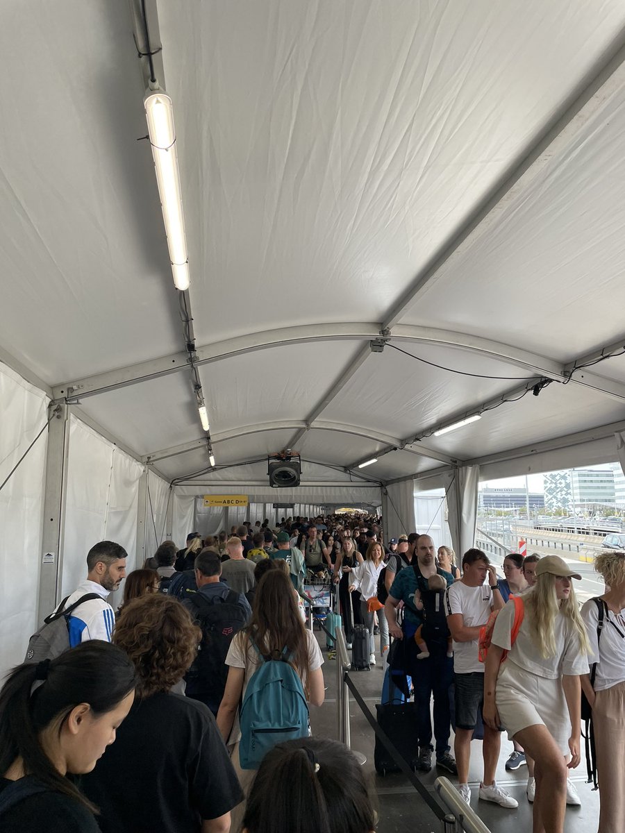 ichbinvarun's tweet photo. @sylorente Hey, i think i was in the same queue too!
Schiphol queues can soon become a place to socialise? https://t.co/mqPFDNXHFq