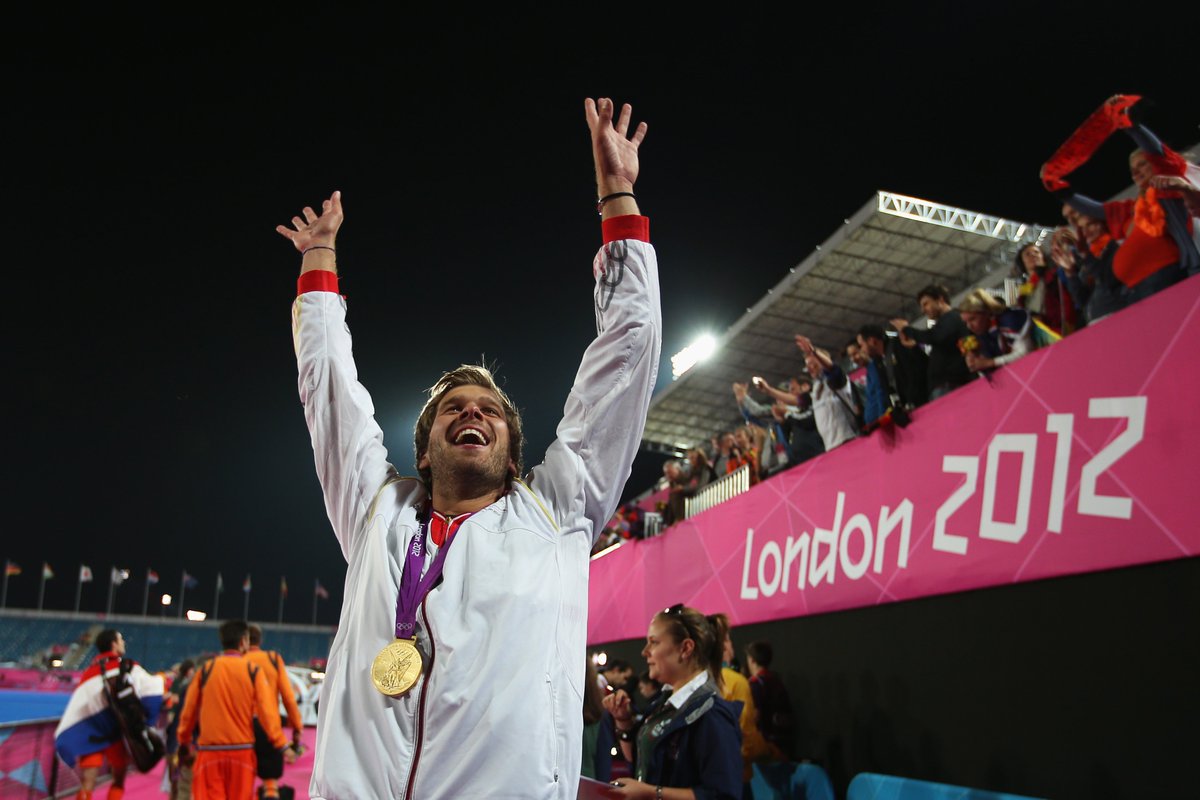 Paris2024's tweet photo. DANS LA LÉGENDE !​
Lors de Londres 2012, le Hockey sur gazon était le 3e sport avec le + de spectateurs 📺​
En 2024 le hockey revient à partir du 27 juillet dans le stade Yves-du-Manoir où tout a commencé il y a 100 ans.​

Pour en savoir plus ➡️ https://t.co/1gyxTSkkHt​
(5/5) 🤝 https://t.co/A6lodtNysv