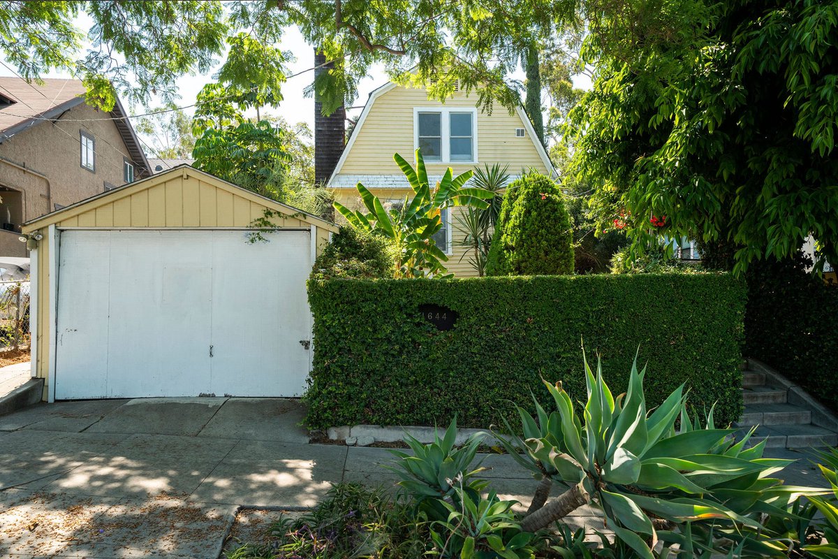MattMorgus's tweet photo. Just Listed: 

1644 Maltman Ave 🏠🏠🏠. This #silverlake triplex in the heart of #sunsetjunction was originally built in 1905 and has been owned by the same family for over 30 years!

Located on a large lot just steps to Sunset Junction’s many shops and restaurants. $1,799,000. https://t.co/0ClP3sjalp