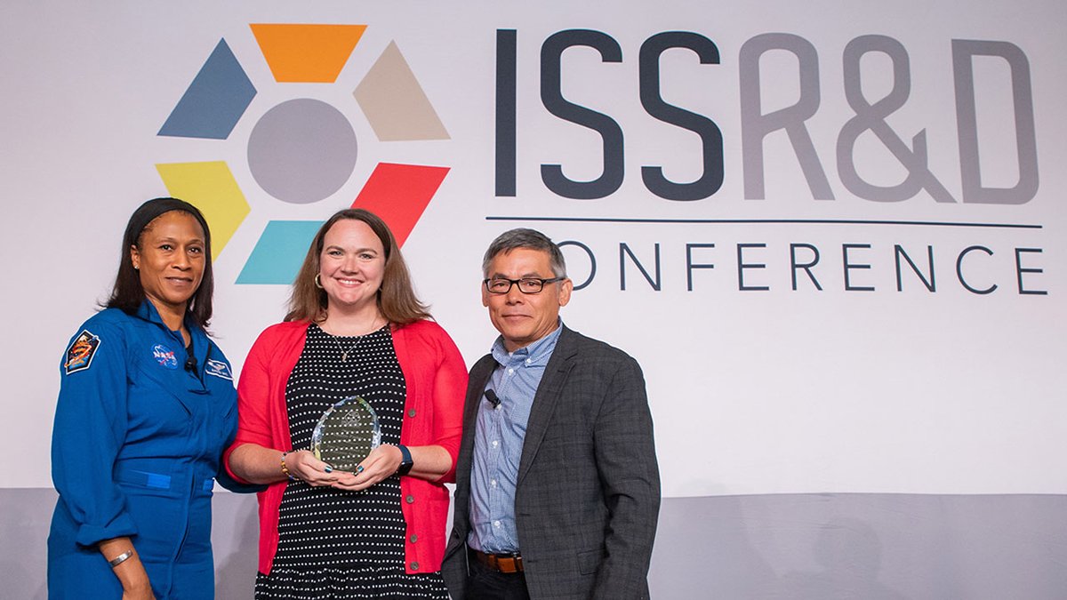 Congratulations to the very 1st Tony So Excellence in Education Award winner, <a href="/FWAcademy/">Fort Worth Academy</a> science teacher Lauren Parker. Tony So, co-founder of <a href="/magnitudeio/">magnitudeio</a>, was a friend &amp; partner to the National Lab whose passion for STEM inspired us all.
Details: issnationallab.org/iss360/tony-so…
