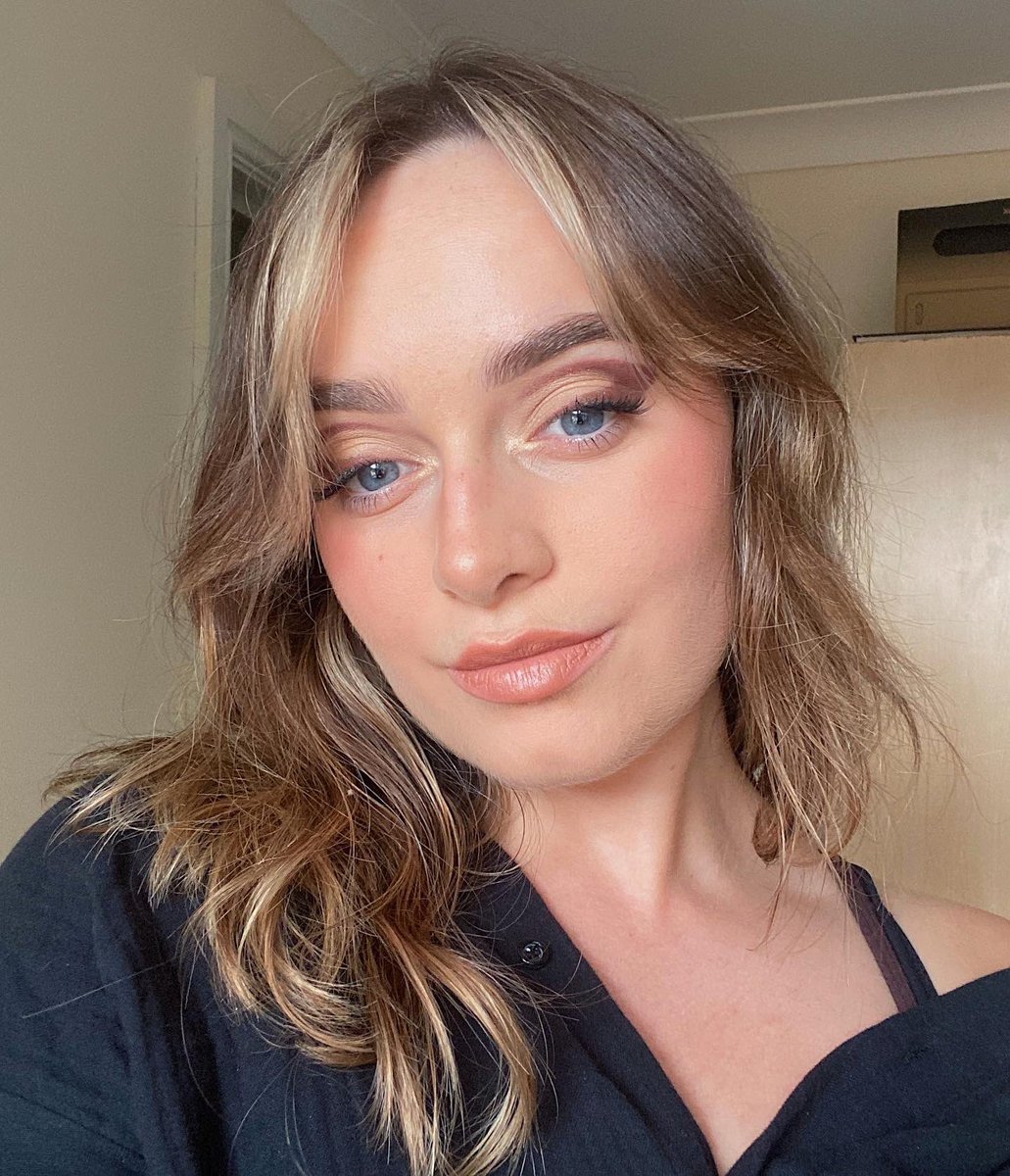 megannlouiseh's tweet photo. Ring light vs natural lighting, face of @vieve 🫶🏼 skin nova, medium bronzer, cherub blush, mahogany eye wand &amp; essential palette ✨ https://t.co/lAGYza3iCq