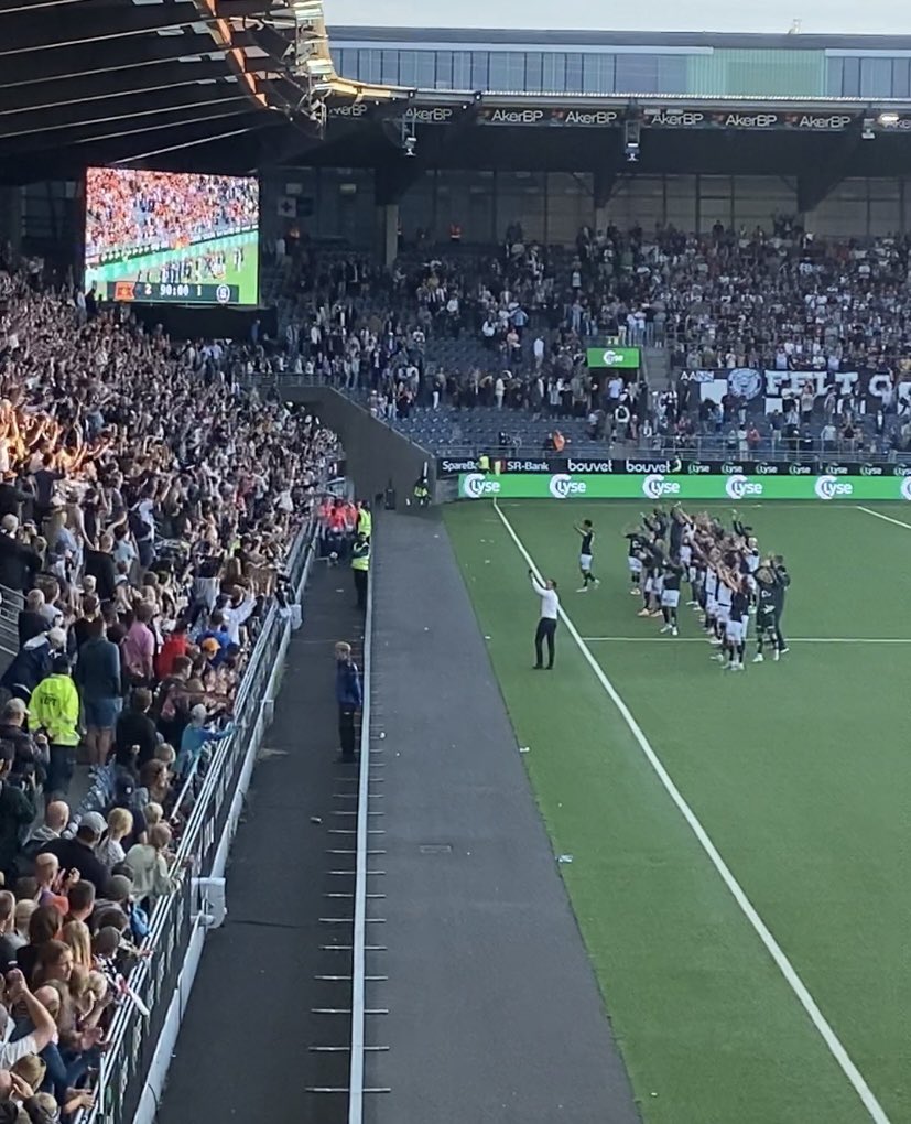 OssResten's tweet photo. Billettsalget har endelig TATT AV!6000 i går morges, er nå blitt til over 8500. I gruppespillet i UEFA-cupen i 2005, kom det 9800 mot Monaco og 10 000 mot Austria Wien. Det hadde vært kult hvis vi klarte å slå begge de to tallene i morgen, hjemme mot Sligo Rovers. Det kan gå! https://t.co/C7KVBlWINR