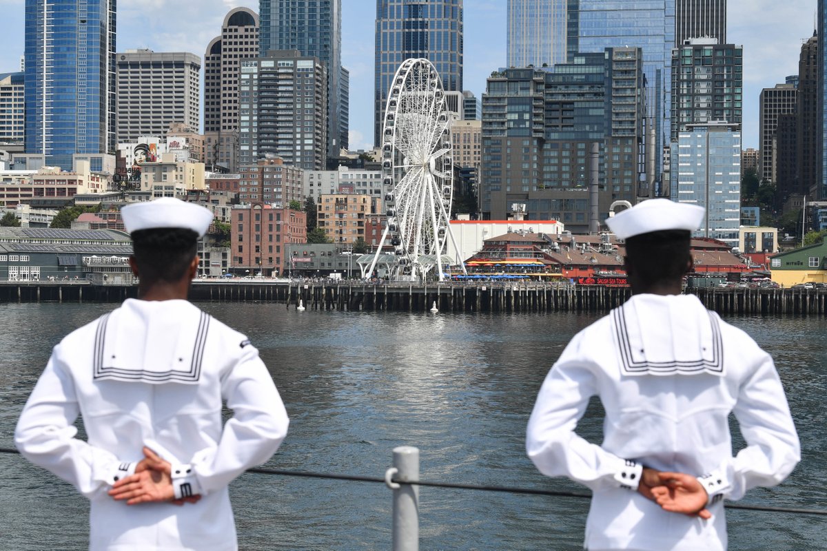 Seattle, we're here! ⚓️

#USSLakeChamplain (CG 57) and #USSJohnPaulJones (DDG 53) arrive in Seattle for #FleetWeek. 

#NavyOutreach 

📸: MC2 Victoria Galbraith & MC2 Aranza Valdez