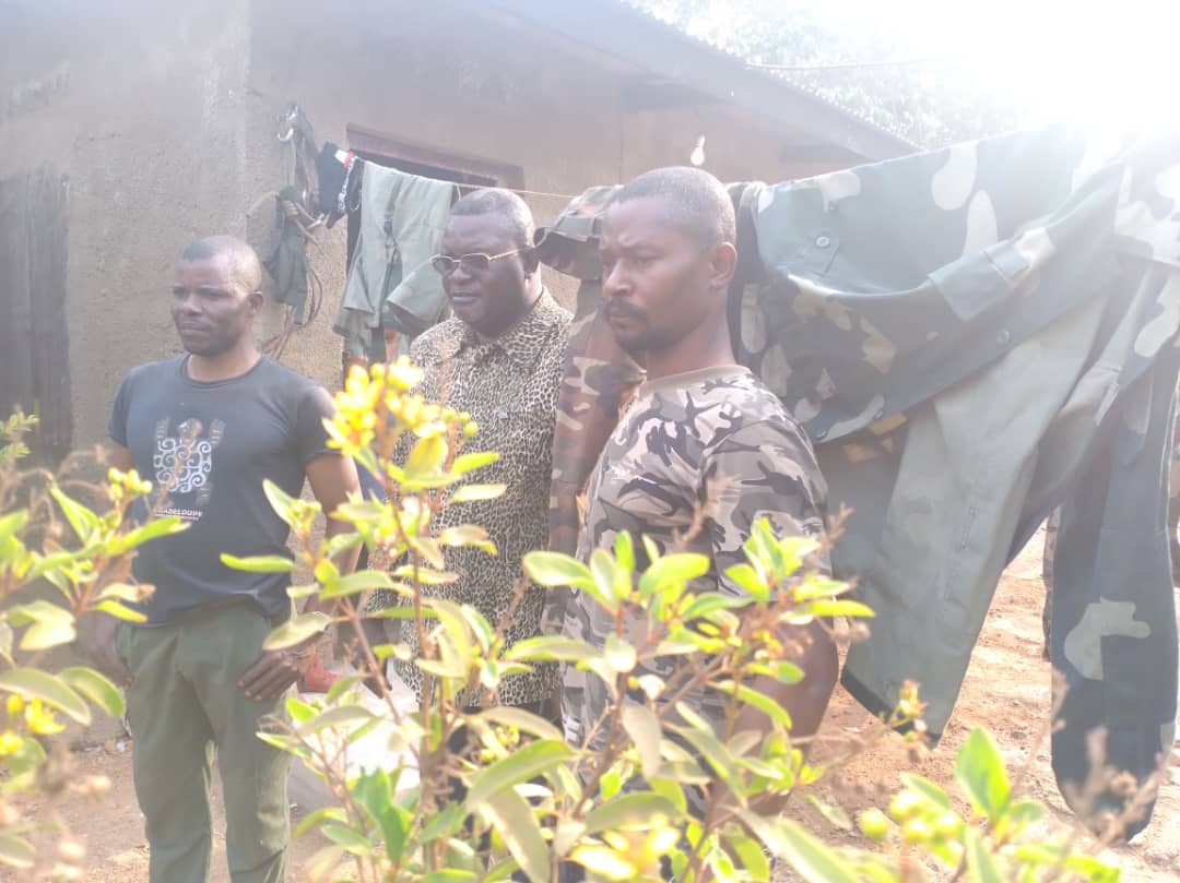 billy_ntunga's tweet photo. En ma qualité d'Élu, j'ai pris les risques d'aller vérifier l' info sur des militaires armés cagoulés retranchés ds 1 parcelle à Kisantu. Je rassure la population que ce sont garde du corps du colonel Mukoko venu ds le cadre de son projet agricole. Restons quand même vigilants. https://t.co/as5G8CK1j7