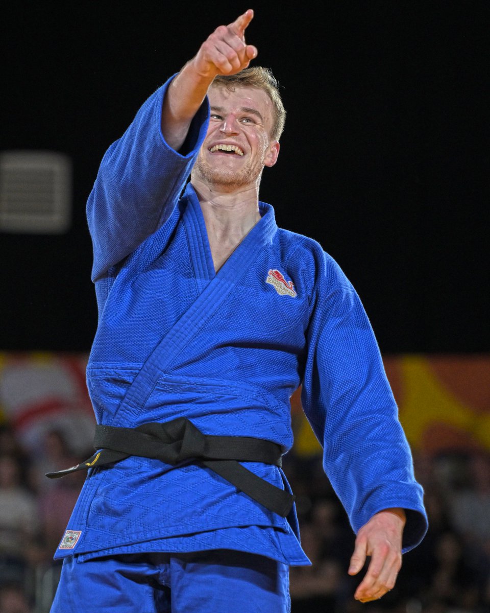 Judo's tweet photo. Look at that smile!! 😁 The crowd are deafening as Rhys Thompson launches his opponent to claim a Commonwealth bronze medal!! 🏴󠁧󠁢󠁥󠁮󠁧󠁿

#B2022 #Judo #CommonwealthGames 📸 @robinwillingham https://t.co/ua8QL50wxc