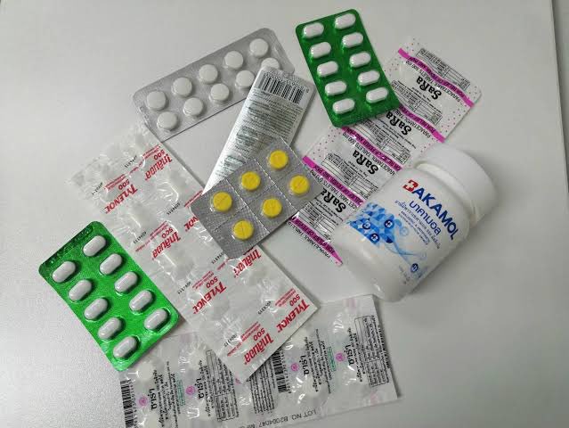 💊 ไทลินอล ซาร่า บาคามอล ซีมอล พาราแคป บีรามอล ทุกตัวคือยา พาราเซตามอล เหมือนกัน!!!

จะพาราสีขาวล้วน สีฟ้า-ขาว สีเหลือง สีชมพู ล้วนเป็นตัวยาพาราเซตามอลเหมือนกัน  ไม่มีความแตกต่างในการรักษาเลยแม้แต่น้อย

ใช้แก้ปวด ลดไข้ ได้เหมือนกันทุกประการ 😰 #แมสทีเถอะ #เภสัชเหนื่อยครับ 5555