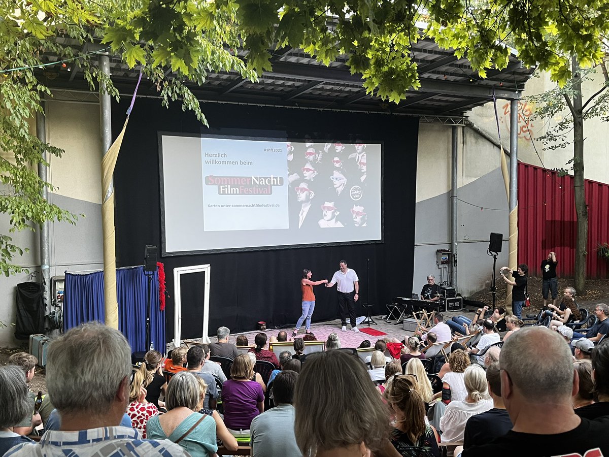 Heute Abend volles Haus bei der Eröffnung des 35. SommerNachtsFilmFestival 👍. Tolle Filme, schöne Spielorte - heute unter freiem Himmel 🎆. Unser #DATEV-Vorstand Christian Bär eröffnet im altbekannten Spielort Desi. #WirsindDATEV 💚 #snff2022