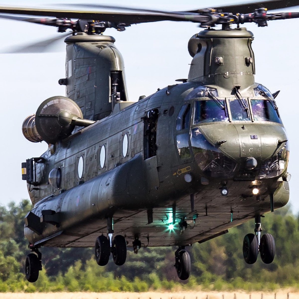 AcpAviation's tweet photo. @1AirMobWing During Kukri Dawn 2022, the UK heat wave in July, Hottest UK FARP ever !!! With the 3 chinooks from @RAFBenson #28sqn #raf  at @EshottAirfield https://t.co/etXr7W0T5f