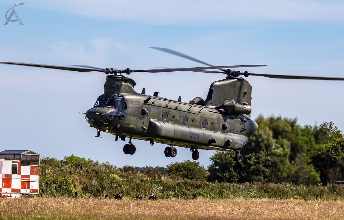 AcpAviation's tweet photo. @1AirMobWing During Kukri Dawn 2022, the UK heat wave in July, Hottest UK FARP ever !!! With the 3 chinooks from @RAFBenson #28sqn #raf  at @EshottAirfield https://t.co/etXr7W0T5f