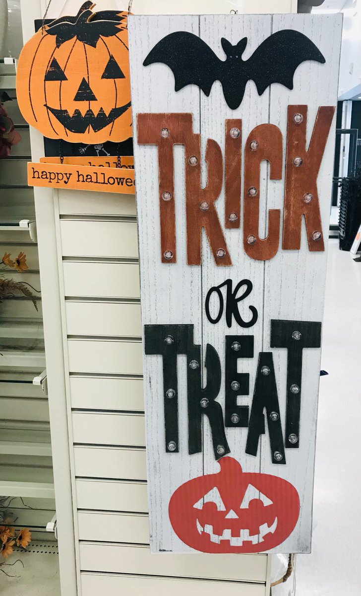 EEmberg5's tweet photo. I had to go out shopping today. This is NOT what I wanted to see!! We are still in August right? #ItsTooSoon #ItsStillSummer #LetsJustNot #ThisIsntATreat #MaybeItIsATrick https://t.co/3mKlrz63UH