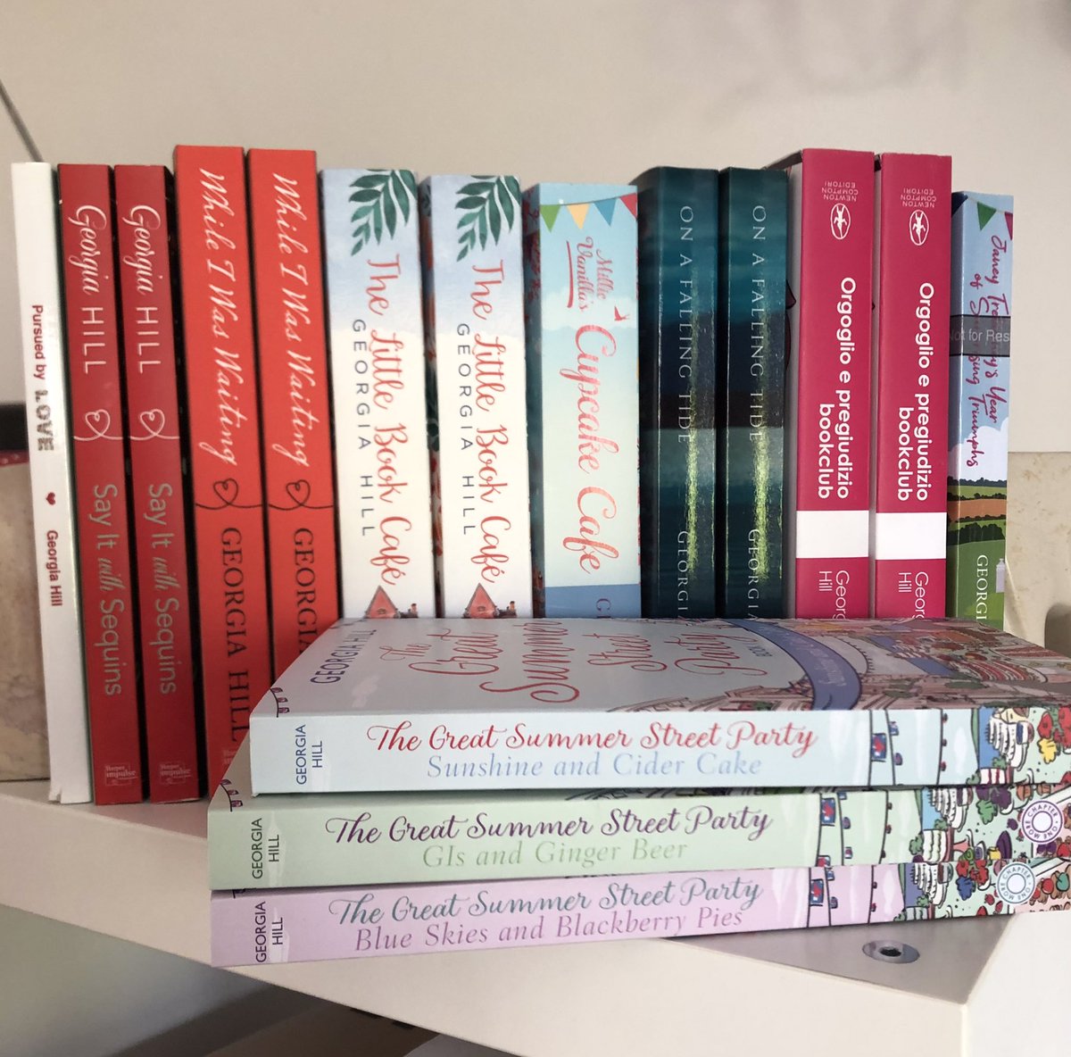 georgiawrites's tweet image. Needed a #writingboost today so I took a #shelfie to remind myself what I’ve achieved. Hope the words roll tomorrow #WritingCommunity #authorlife #amwriting 

author.to/georgiahill