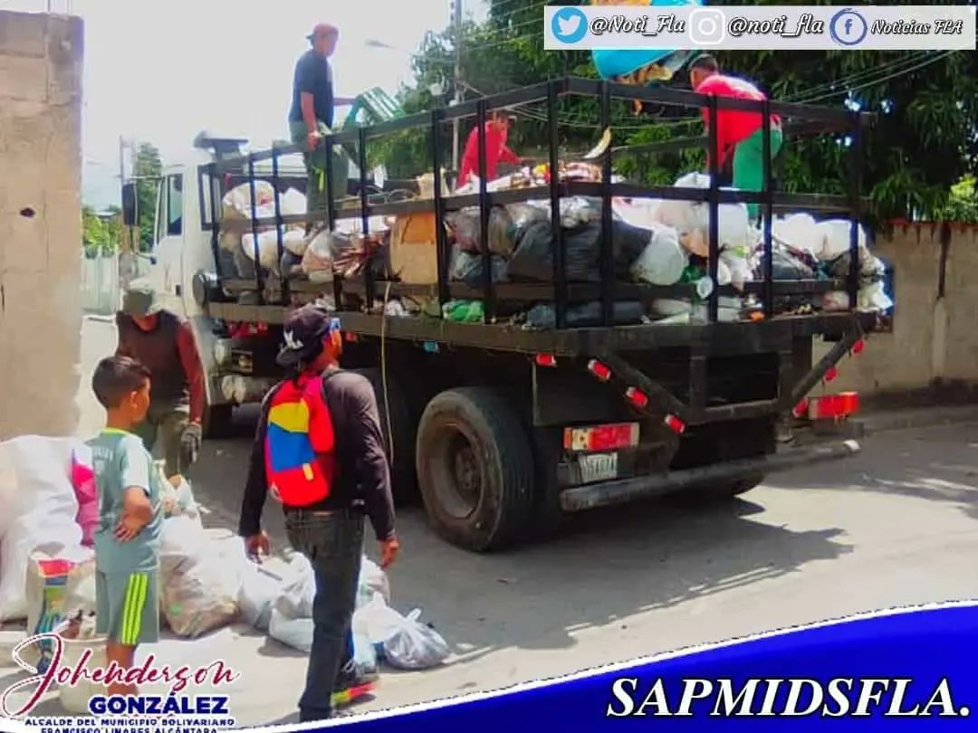 Noti_Fla's tweet photo. #Noti_Fla 📰🗞 #03Ago 📢 | ⚫🔴 El día de hoy la ruta SAPMIDSFLA para la recolección de desechos sólidos sigue en despliegue, dando cumplimiento a cronograma de atención en la Comuna Batalla Socialista de Santa Inés y Comuna Gran Cacique Coropo...

#VivaElTricolorNacional https://t.co/o67ezrH341
