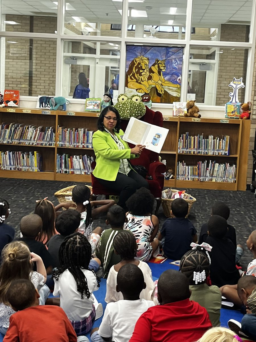 HazelT3218's tweet photo. @HenryCountyBOE @LESPrincipalDrM                           Dr. Montgomery started her morning reading to our Kindergarten Lion Cubs! “Reading is dreaming with eyes open!!” https://t.co/5SQsCWoHkl