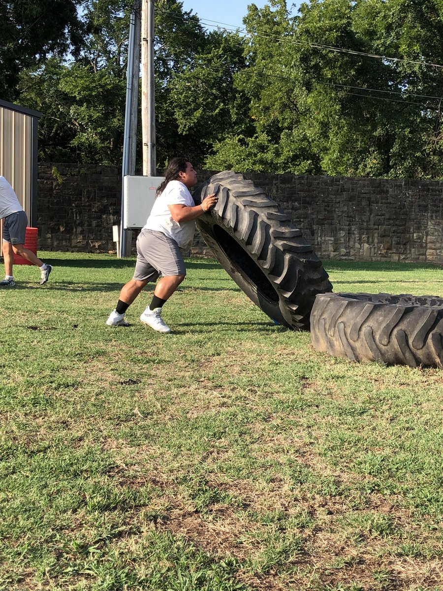 j3lundon's tweet photo. The boys putting in work this morning!!! @Knigh1Football https://t.co/qFiR1MgvnE