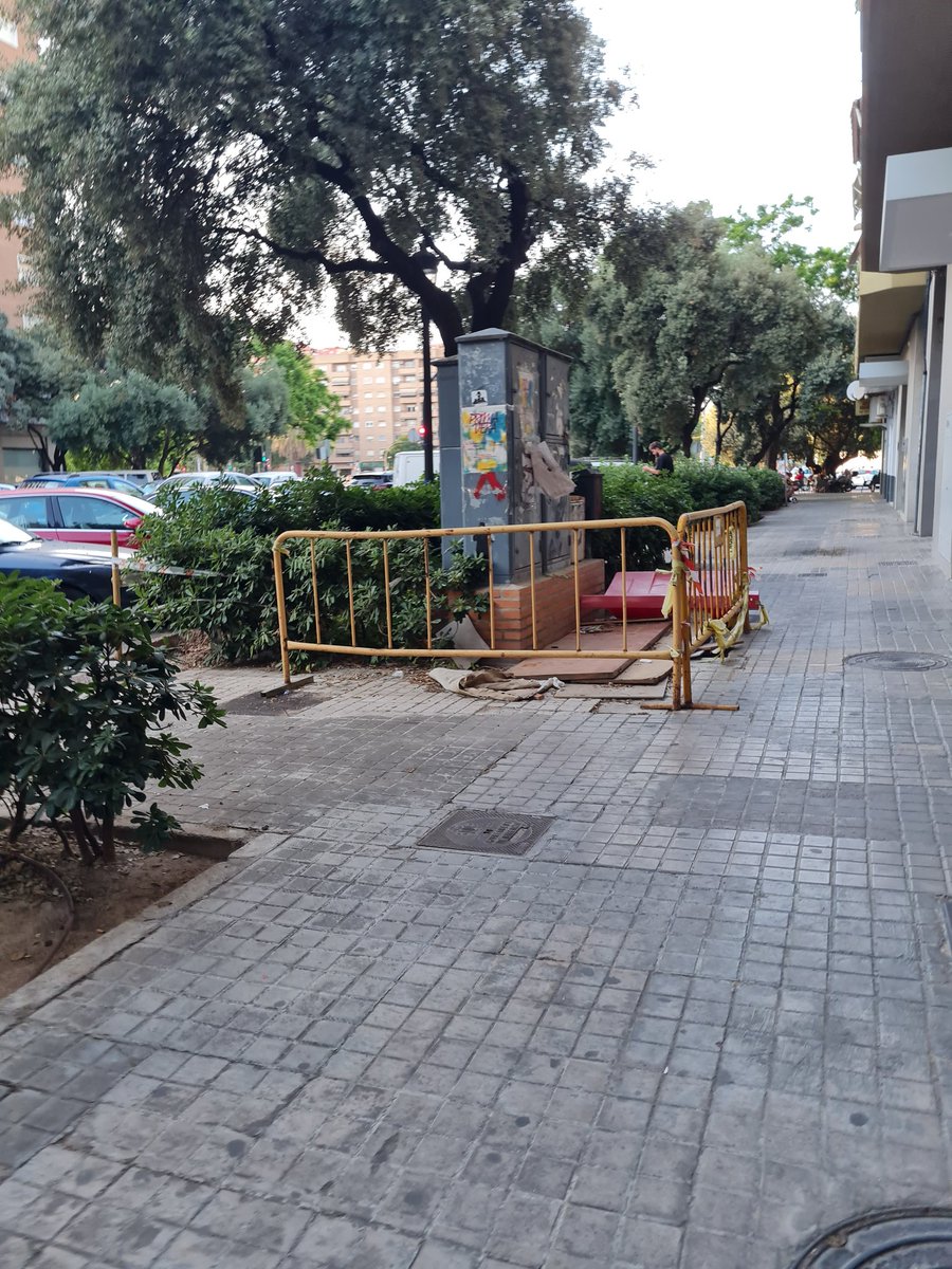 bermejova's tweet photo. Agosto.....y parece ser que estos de @AjuntamentVLC no tienen prisa por quitar esto (q ya no se como llamarlo) desde enero que finalizó
#asino #sinvergüenzas #porunbarriodigno #sanmarcelino #malaimagen #valencia https://t.co/3qwUrpYyJD