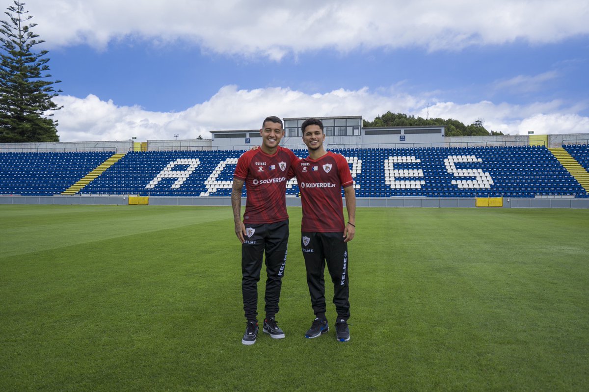 CD_SantaClara's tweet photo. Dois paulistas nos Açores 🔴⚪️

#BravosAçorianos #MisticaInsular https://t.co/LsjLOR7PSb