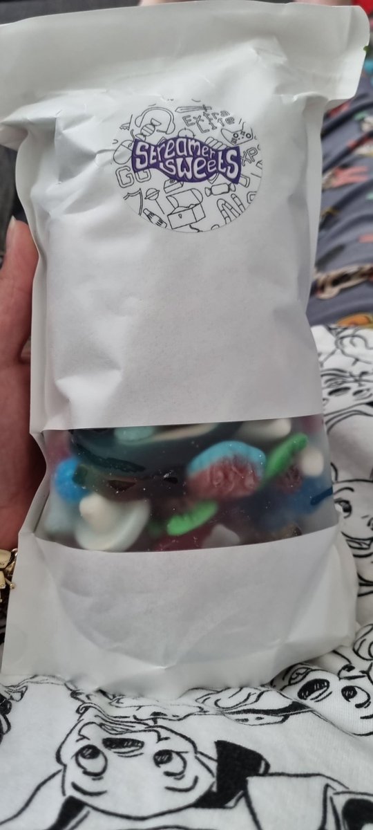 Vimmyvimto's tweet photo. Laid up after an operation... what more could you ask for than a 1KG bag of Mega Mix from @streamersweets and of course @AcreMafia looking after! Perfecto 💙💯 https://t.co/uNlBIJlgUe
