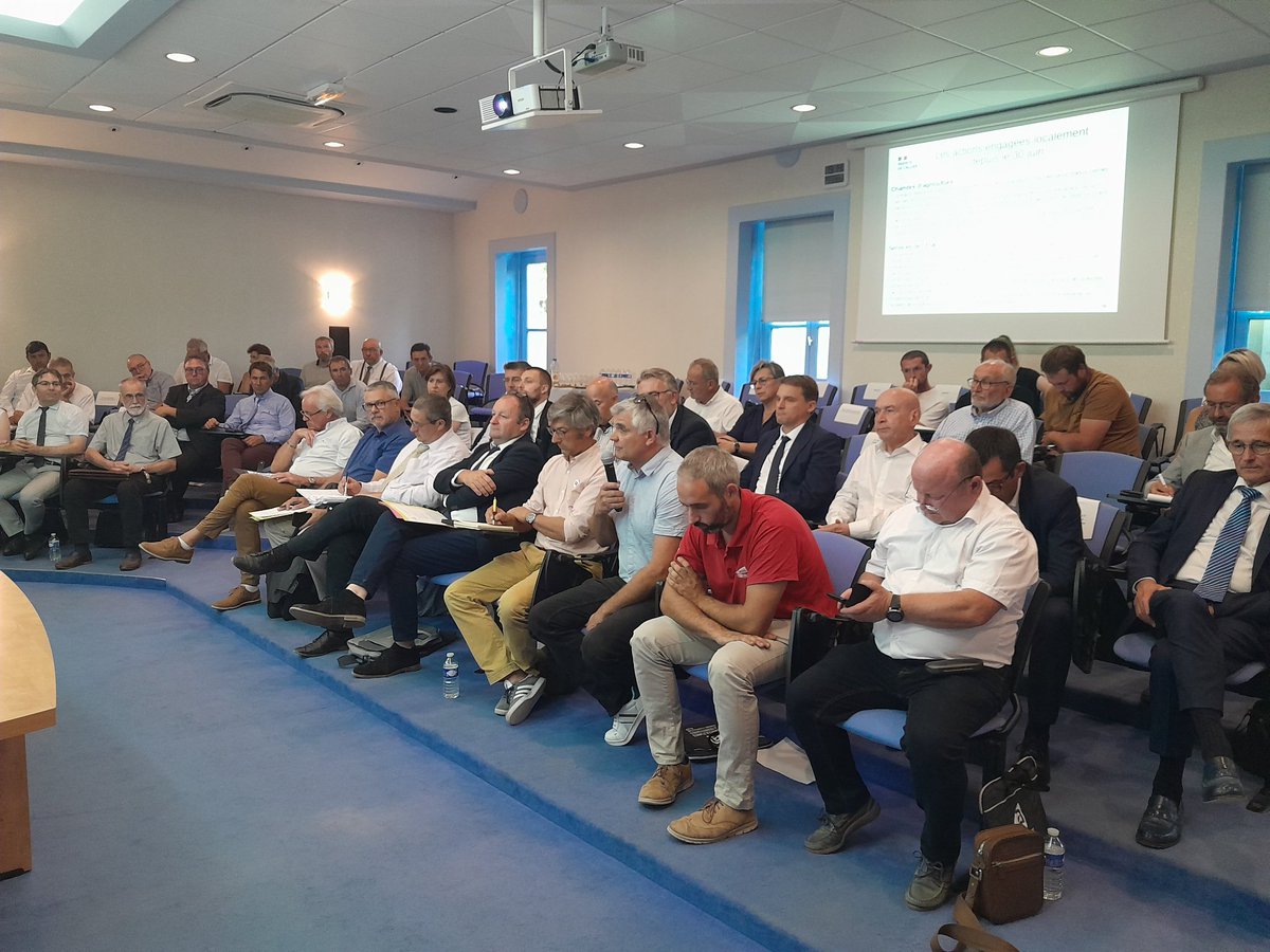 #Agriculture 
Réunion du groupe de gestion de crise secteur agricole avec <a href="/MFesneau/">Marc Fesneau</a> ministre <a href="/Agri_Gouv/">Ministère Agriculture et Souveraineté alimentaire</a> et V.Hatsch <a href="/Prefet03/">Préfet de l'Allier</a> 
➡️bilan du gp de gestion de crise
➡️déclinaison des mesures pour l'#Allier
➡️échanges avec les acteurs de terrain 
➡️point sur sécheresse