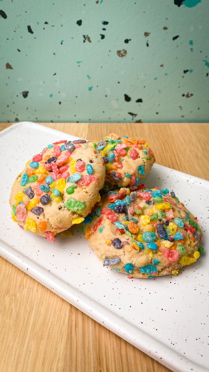 We brought back our fruity pebbles cookie this week! A delicious brown sugar based cookie rolled in technicolor fruity pebbles! Strong Saturday morning breakfast vibes. Swing by the shop to try or order some for Friday delivery: bloomcookieco.ca/apps/builder?b…