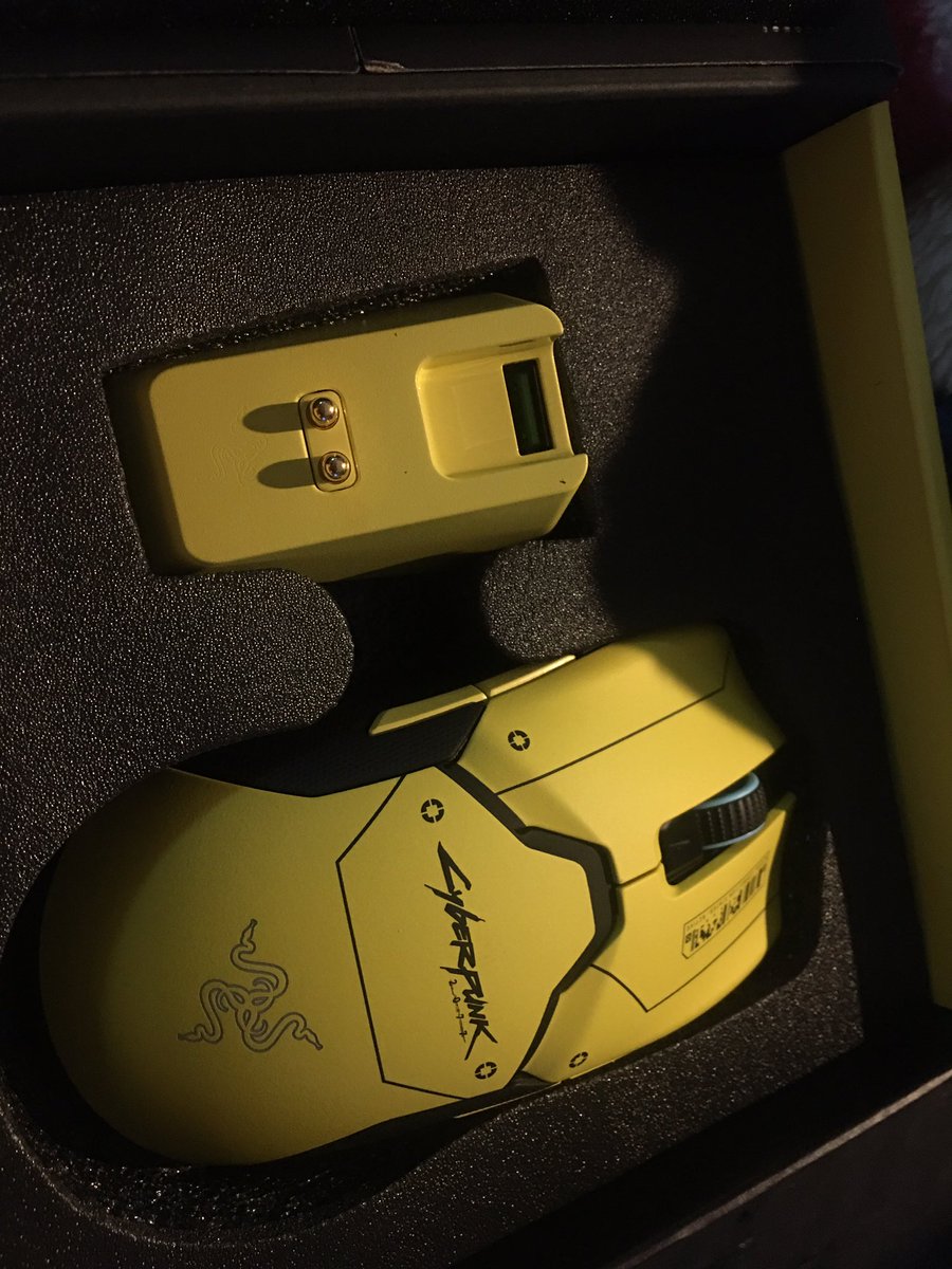 A2ZJIRWINKO's tweet photo. Got this bad boy on the charger. After many faithful years my Razer Naga Trinity started to give up the ghost, so I figured I would get myself another piece of #Cyberpunk2077. #RazerViperUltimate. https://t.co/2Omx7Qva2Q