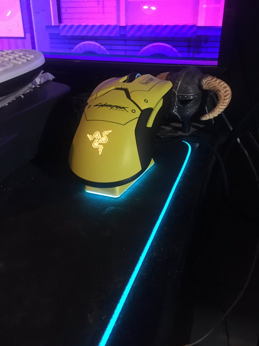 A2ZJIRWINKO's tweet photo. Got this bad boy on the charger. After many faithful years my Razer Naga Trinity started to give up the ghost, so I figured I would get myself another piece of #Cyberpunk2077. #RazerViperUltimate. https://t.co/2Omx7Qva2Q