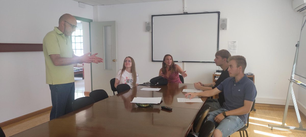 Junta_Ex's tweet photo. ¡Futuros científicos a la vista!

🔬Jóvenes investigadores del Programa de Garantía Juvenil tendrán un año de contrato para trabajar desde los centros de CICYTEX en proyectos de investigación con empresas. 

💪🧠Talento joven extremeño. 

@Junta_Economia @CICYTEX @garantia_juv https://t.co/z22Qj6ysMl