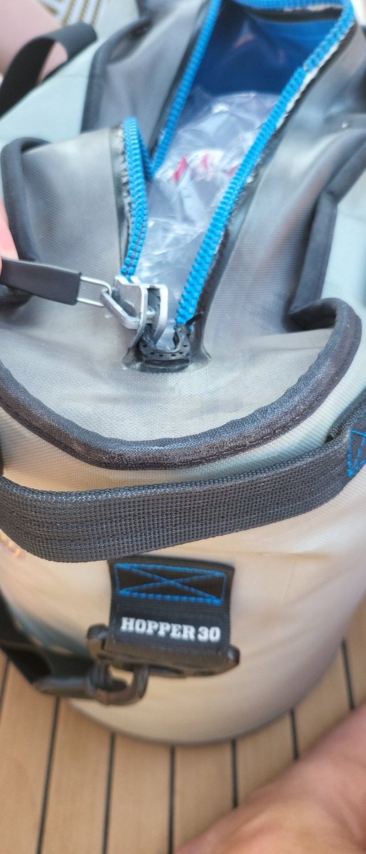 AustinEwell's tweet photo. Hey @YETICoolers how am I supposed to fix this zipper? https://t.co/7a97AucQuS