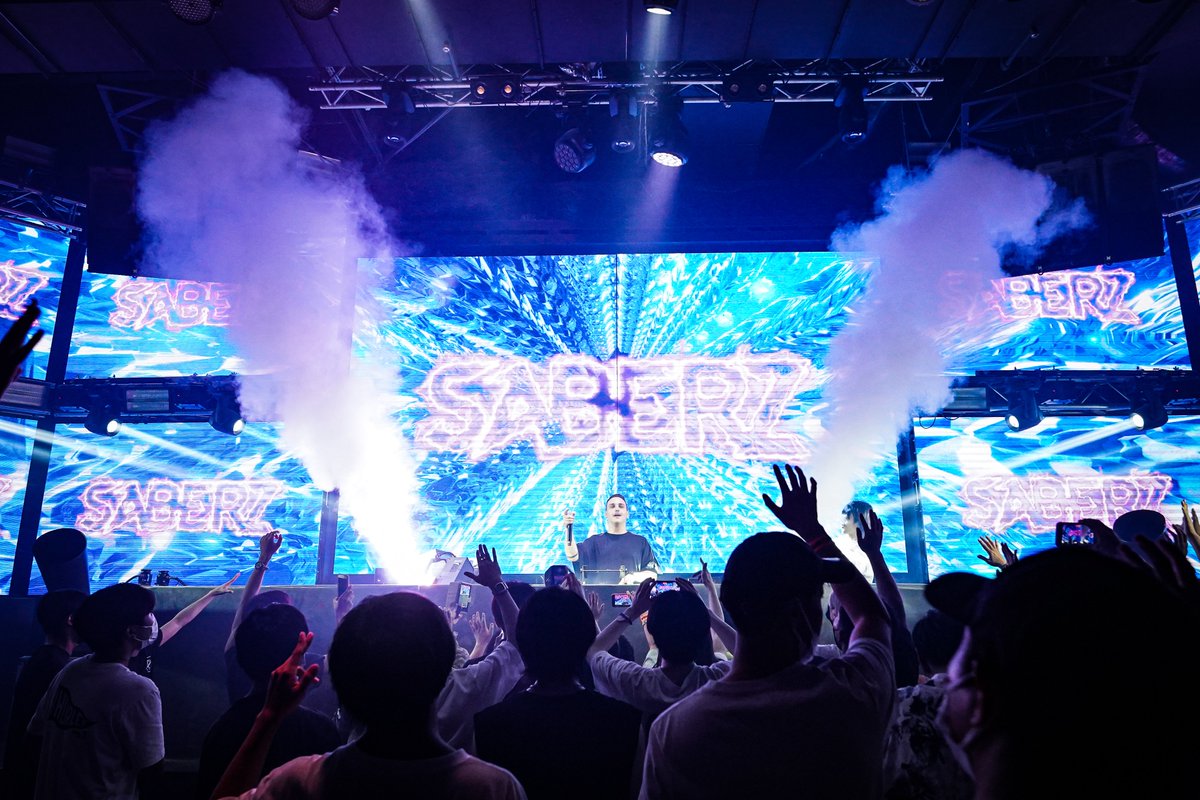 Saberzmusic's tweet image. 31.07.22 @WARP_SHINJUKU 🇯🇵🇯🇵🇯🇵

What a way to cap off an insane weekend of touring across Asia 🥳🎉

Back to Europe now - where do you want to see us playing this month?? 👀 Drop your flags below 🇭🇺⤵️

#ZTEAM