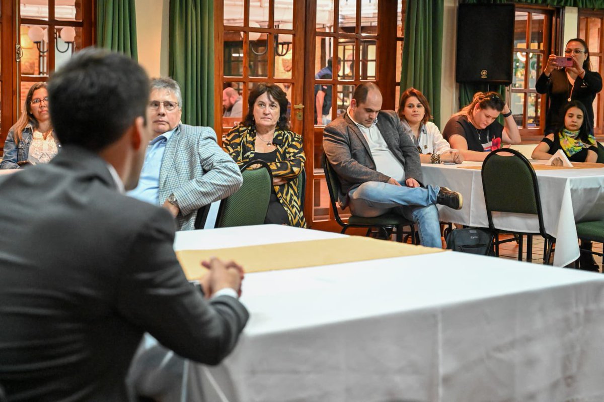 DiegoGaleanoH's tweet photo. Hoy acompañé a la Ministra de la @Senatur_Py @Sofiaemontiel en la 4ta. Sesión del #ConsejoAsesorNacionalDeTurismo y compartí con sus integrantes los trabajos y avances que tenemos como país para llegar de la mejor manera a @asu2022oficial
#EquipoPais🇵🇾
#RumboaAsu2022 https://t.co/IyRjsUtPsw