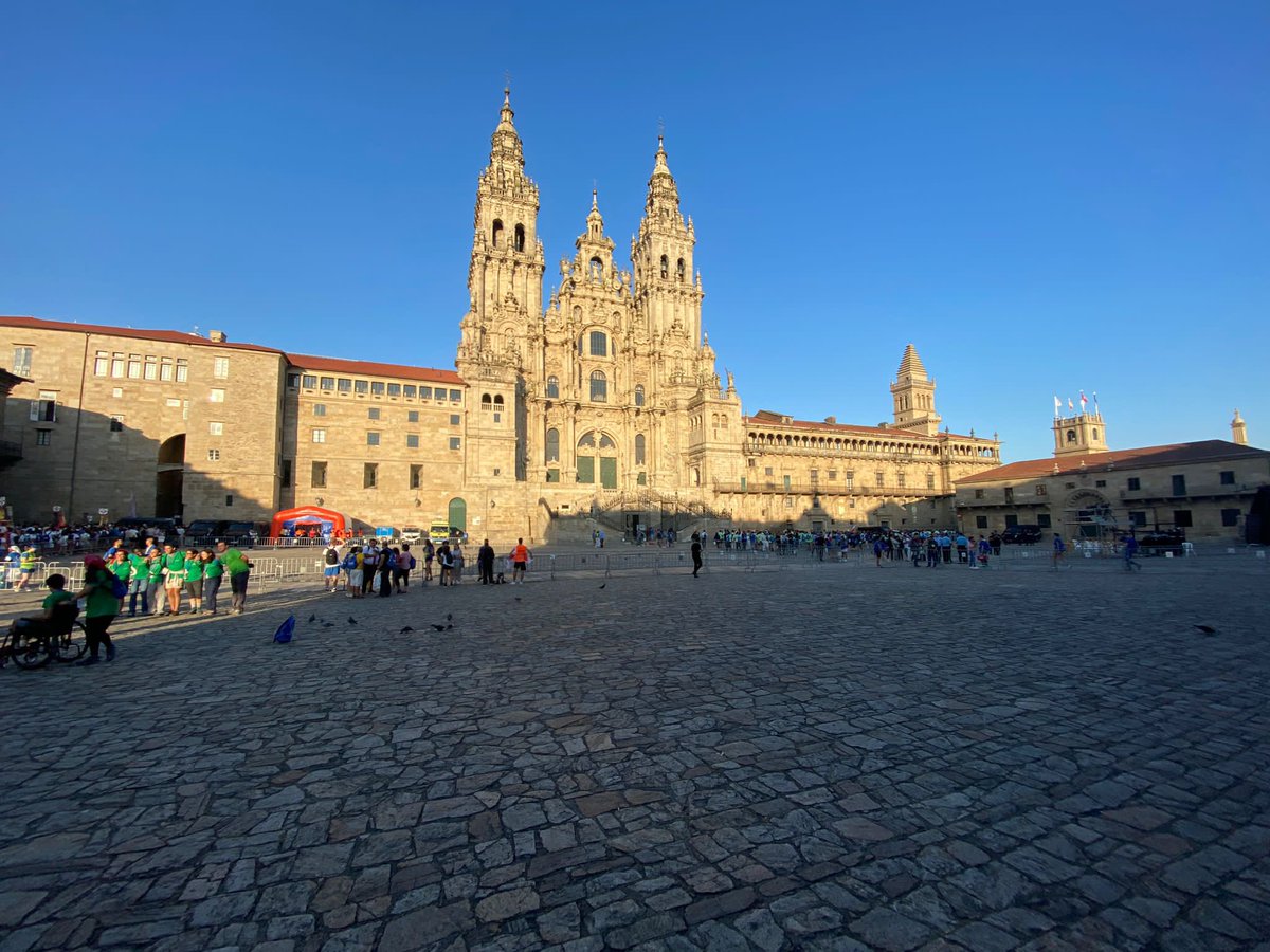 Acaba de finalizar el acto de apertura de la #PEJ22. Los miles de jóvenes han salido ya del Obradoiro… y la han dejado así. Gracias por la ayuda y cuidad la ciudad que nos cuida!