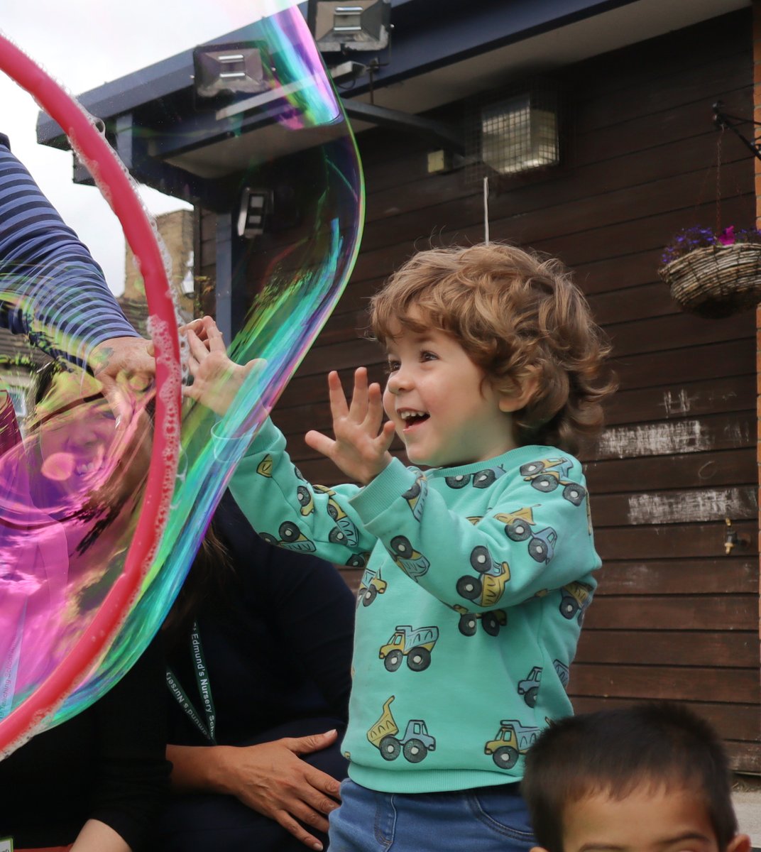 50TTDBradford's tweet photo. It's #PlayDay2022 ! Play has an important role in children's lives and we decided to mark the occasion with some GIANT #08Bubbles. We had a fantastic time playing with bubbles and hula hoops. What did you do for #PlayDay? #PlayHasNoAge @NationalPlayday https://t.co/ddXv4dcvFr