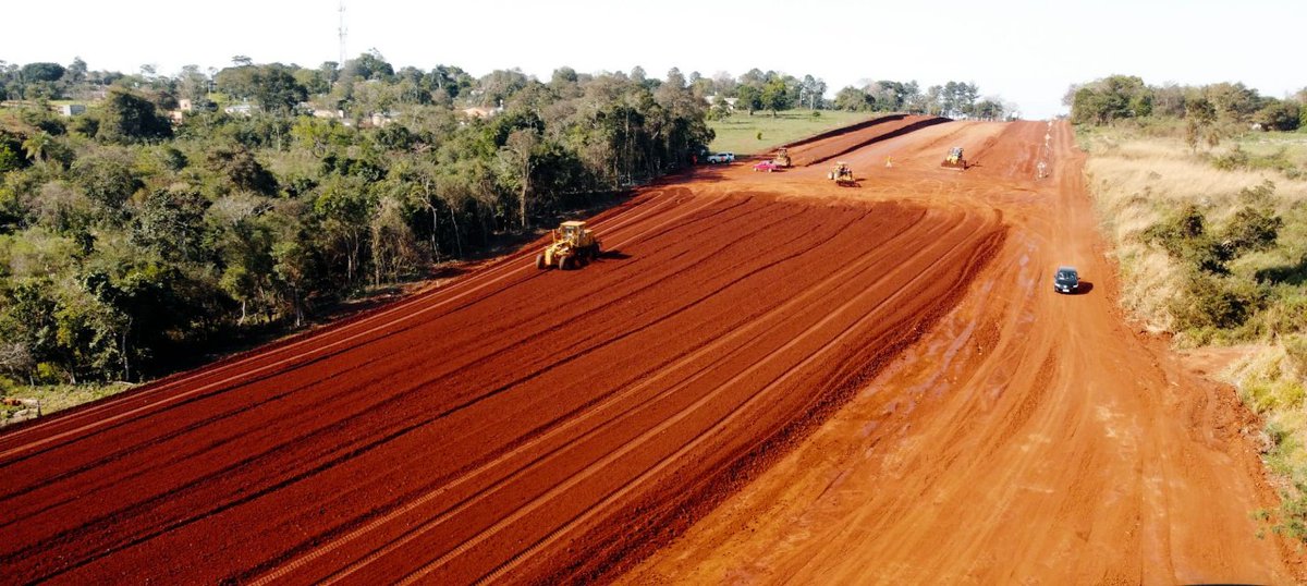 mopcparaguay's tweet photo. Mientras el Puente de la Integración está a pocos metros de la unión física entre Presidente Franco 🇵🇾 y Foz de Yguazú 🇧🇷, en su entorno avanza la construcción de los accesos que conforman el @CorredorEste.

Lee más 👉 https://t.co/9ZwwpgOL9L

#ObrasParaLaGente 🇵🇾 https://t.co/ThkCrSGPfA