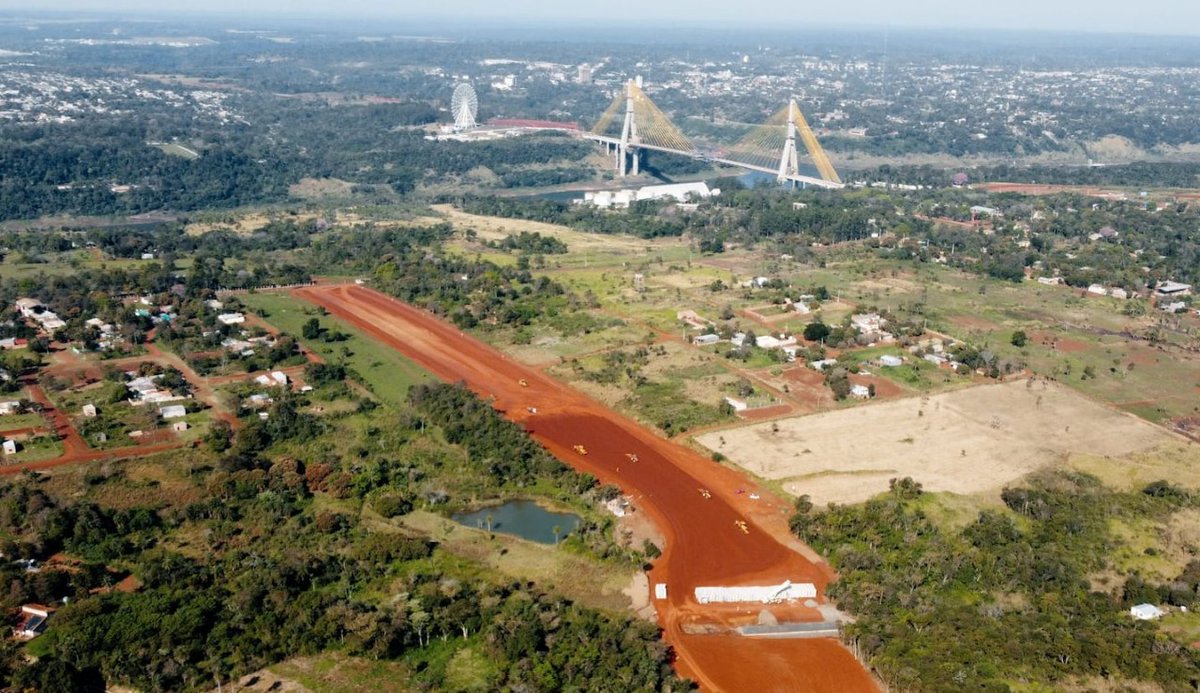 mopcparaguay's tweet photo. Mientras el Puente de la Integración está a pocos metros de la unión física entre Presidente Franco 🇵🇾 y Foz de Yguazú 🇧🇷, en su entorno avanza la construcción de los accesos que conforman el @CorredorEste.

Lee más 👉 https://t.co/9ZwwpgOL9L

#ObrasParaLaGente 🇵🇾 https://t.co/ThkCrSGPfA