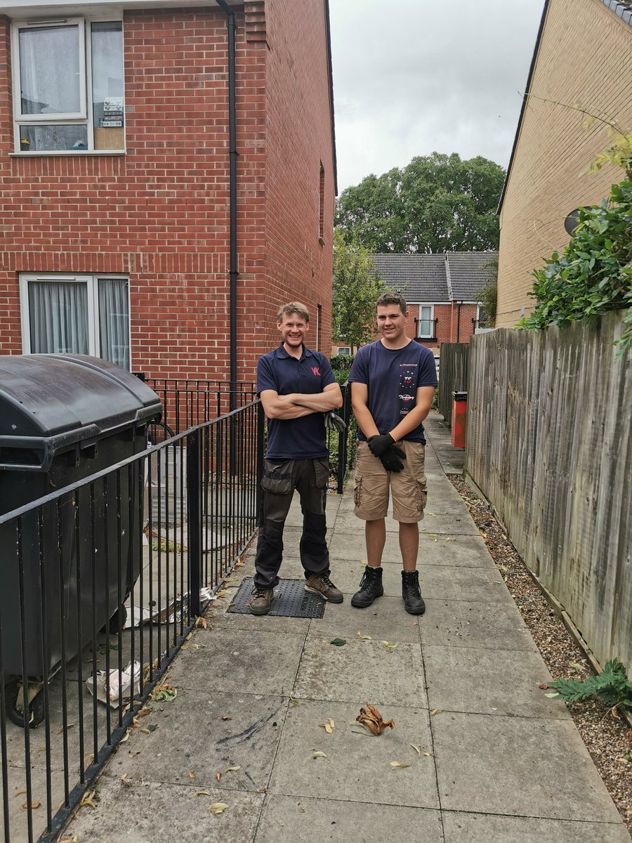 The clean and clear team working hard today at our estate action day in Wellingborough 💪
#greatestates #oneteam