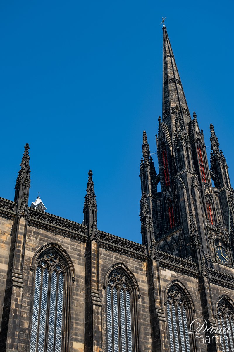 St. Giles Cathedral and the Hub, which is also known as the Tolbooth Church, though it was never actually consecrated and has mainly been used as a meeting house.

#scotland #vistitscotland #edinburgh #visitedinburgh