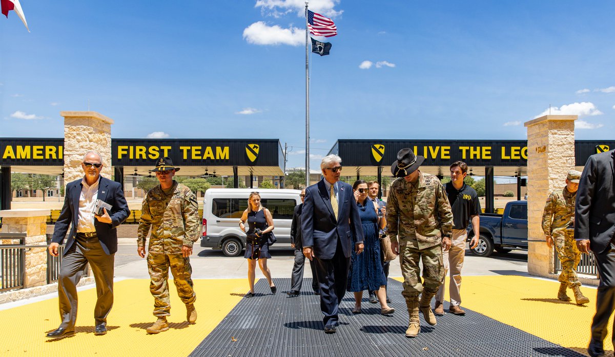1stCavalryDiv's tweet image. The 1st Cavalry Division command team, Maj. Gen. John B. Richardson IV and Command Sgt. Maj. Shade S. Munday showed appreciation to outgoing @RepRWilliams during his visit today. 

#bigyellowpatch | #LiveTheLegend | #CAVStrong | #WeAreTheCav