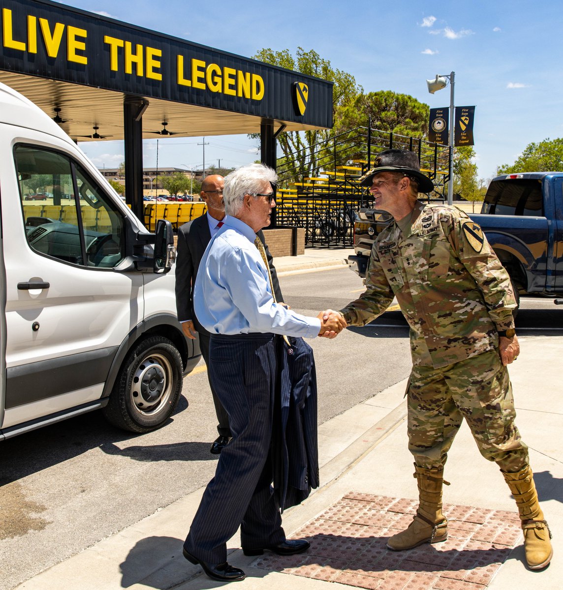1stCavalryDiv's tweet image. The 1st Cavalry Division command team, Maj. Gen. John B. Richardson IV and Command Sgt. Maj. Shade S. Munday showed appreciation to outgoing @RepRWilliams during his visit today. 

#bigyellowpatch | #LiveTheLegend | #CAVStrong | #WeAreTheCav