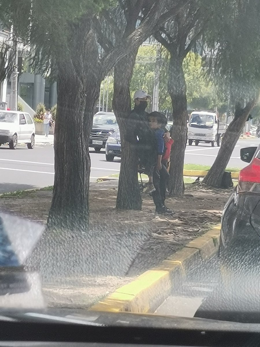 🆘 URGENTE AYUDA SOCIAL 🆘

👉En la Av. Orellana entre Almagro y 6 de Diciembre, hay un niño de 5 años aprox. claramente con hidrocefalia, fatigado y seguramente con desnutrición. Por favor autoridades, brindar apoyo y ayuda a este niño. Por favor retweet para lograr ayuda.