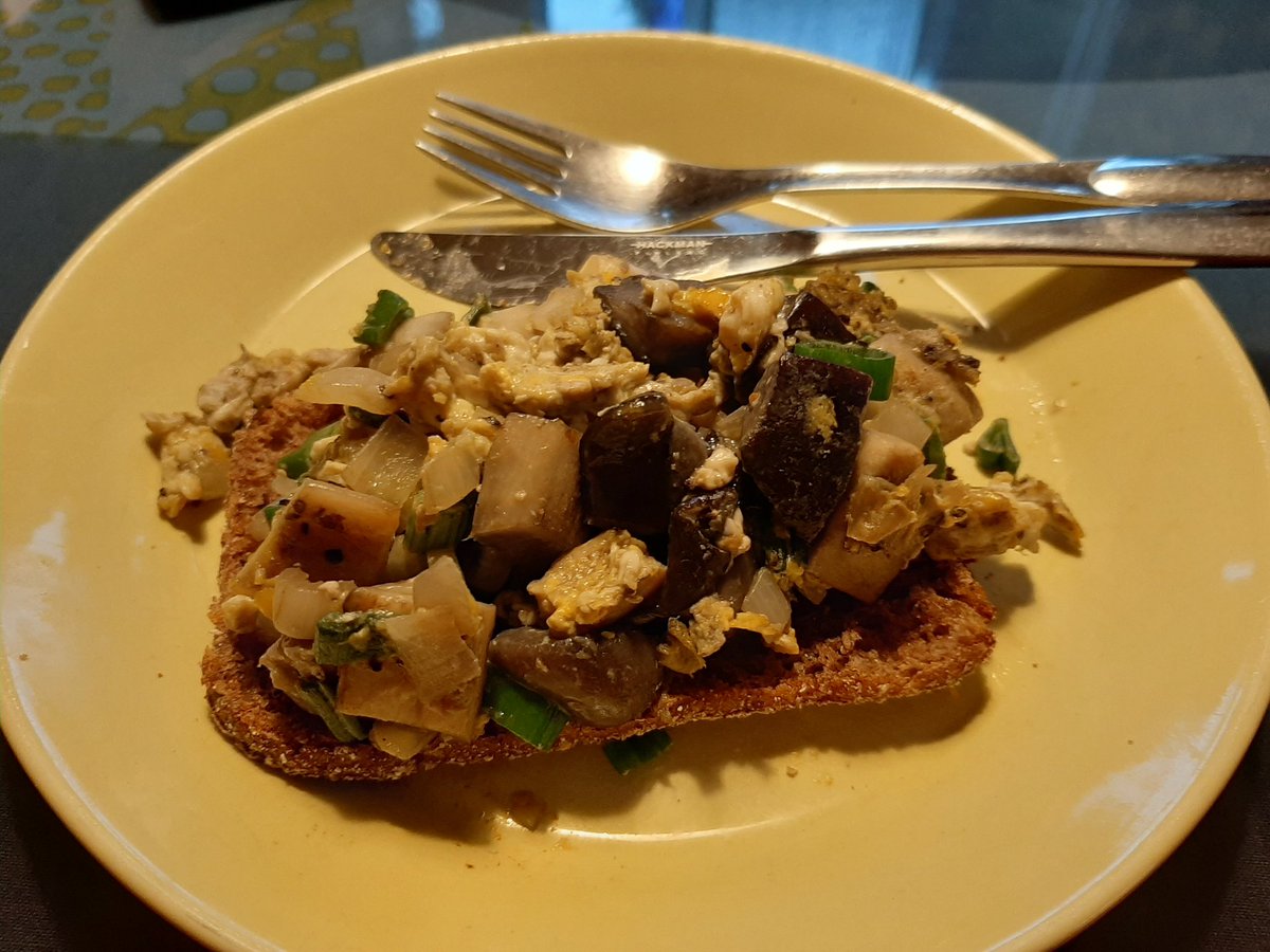 Mervimg's tweet photo. @SaaraOsterberg Mun iltapala tänään😋, pitää kokeilla myös omenaa ensi kerralla. https://t.co/JvGJBGKSLA