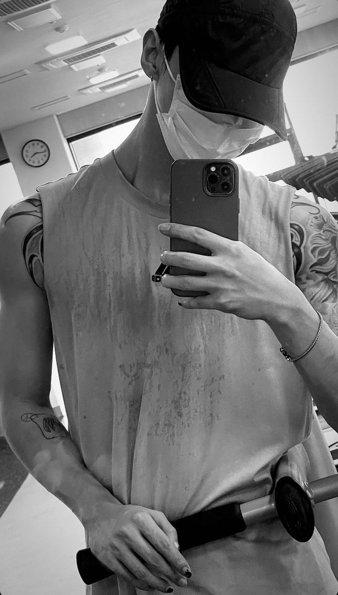 mangoarchives's tweet photo. he looks so good 😩 https://t.co/RV1ys3Qh49