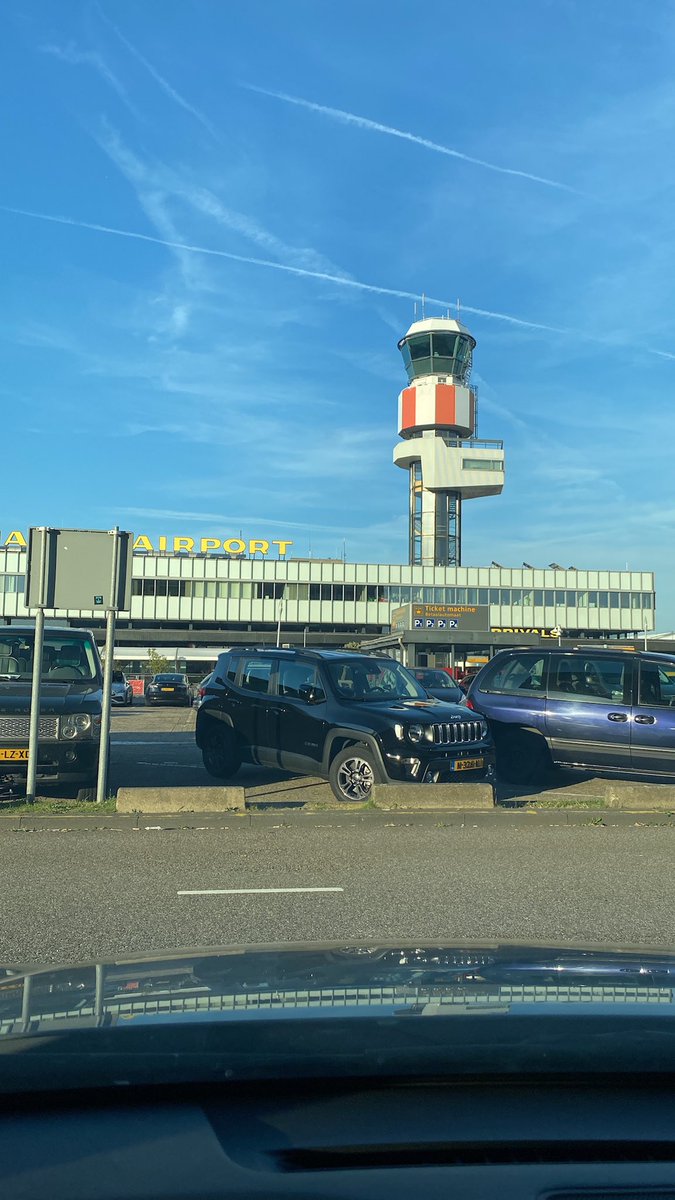 De gekte is hier ook uitgebroken… vlucht ✈️ uit Antalya staat al een uur aan de grond maar mensen mogen er niet uit… geen idee 🤷🏻‍♀️ waarom. <a href="/RTHA_Nieuws/">Rotterdam The Hague Airport</a>