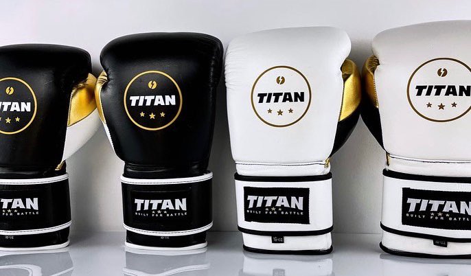 16oz Titan Velocity Gloves

Available in Midnight Black or Polar White

Available in Velcro strap &amp; classic lace up. 

- Hand crafted from superior materials✊
- Tight fitting Mexican style glove 🇲🇽
- Comfort, Protection &amp; Style🥊
- Customise your way🖊

titanboxing.com